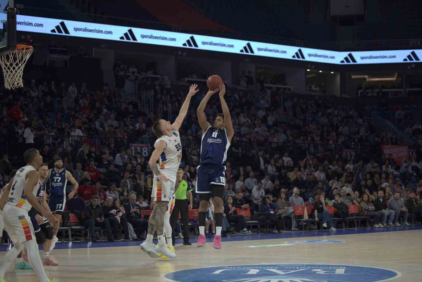 Bah&ccedil;eşehir Koleji yarı finalde
