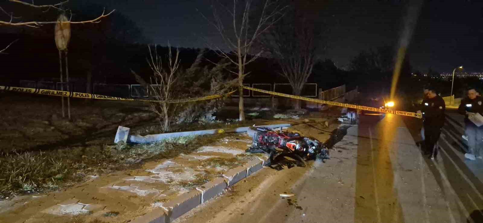Aydınlatma direğine &ccedil;arpan motosiklet s&uuml;r&uuml;c&uuml;s&uuml; hayatını kaybetti
