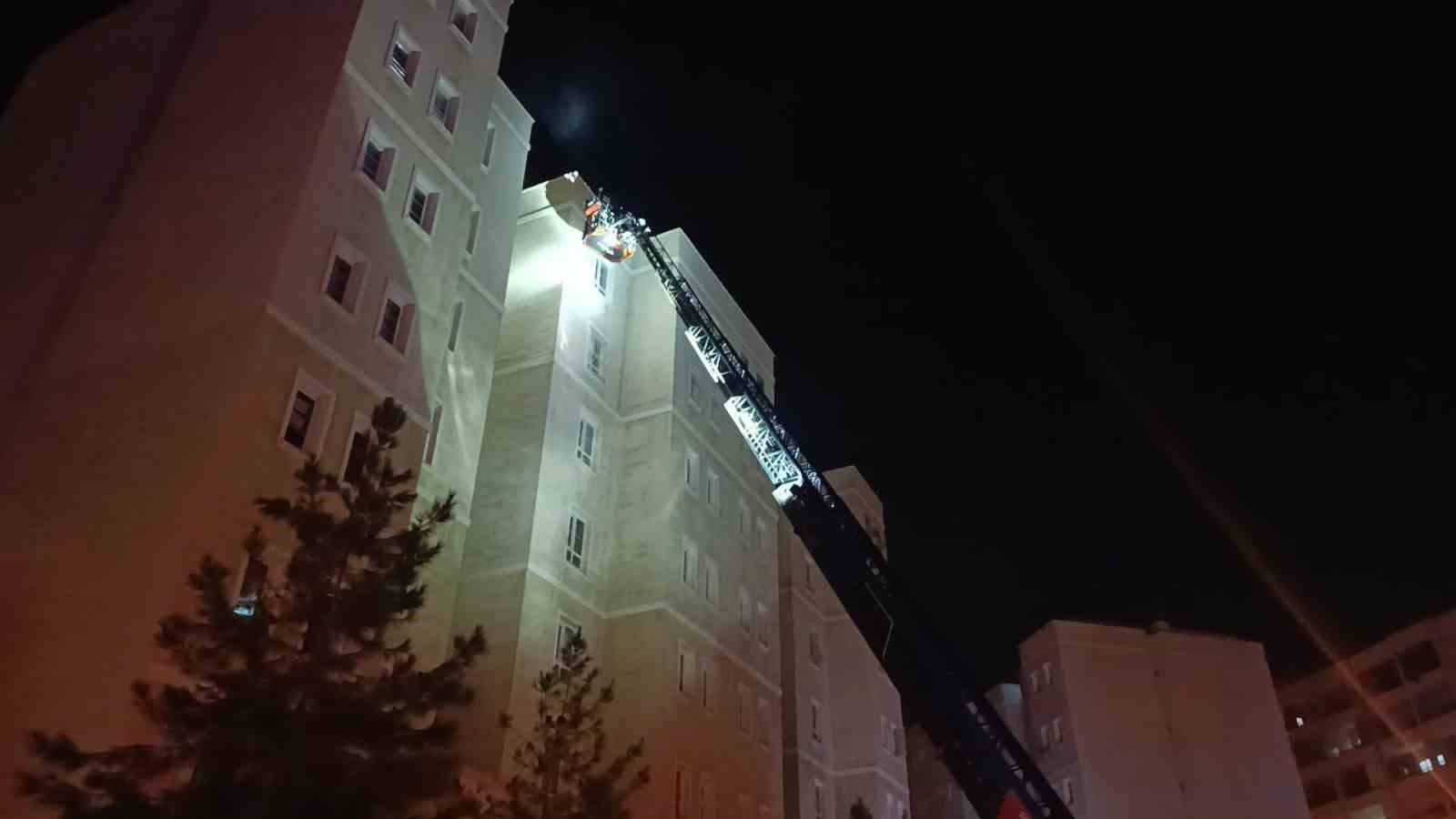 Apartmanın girişindeki elektrik panosunda yaşanan patlama paniğe neden oldu
