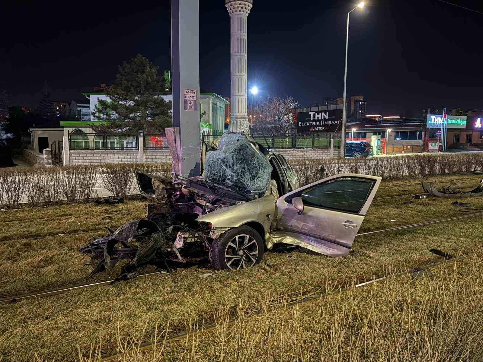 Tramvay yolundaki direğe çarpan otomobil kağıt gibi büküldü: 1 yaralı