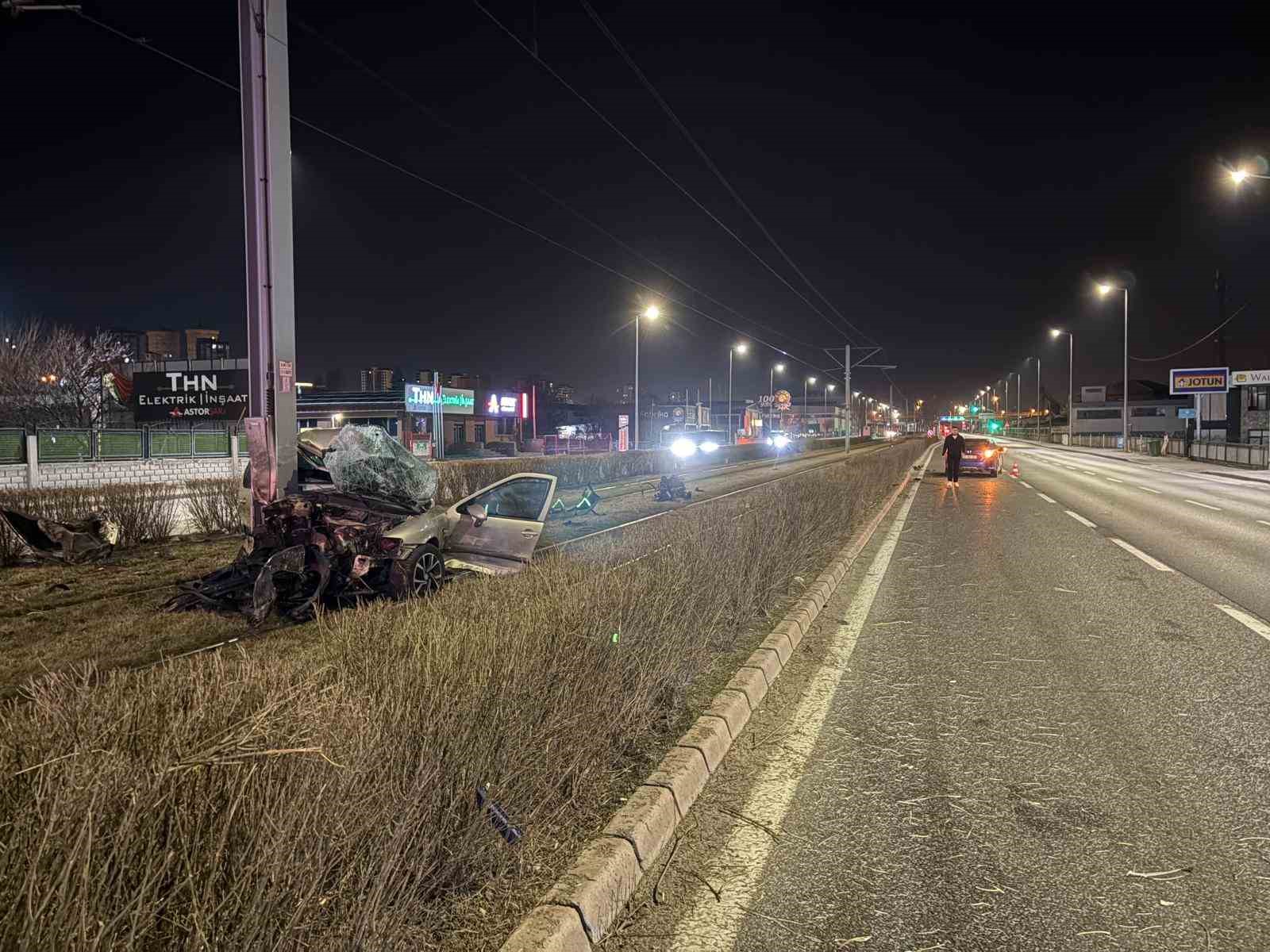Tramvay yolundaki direğe &ccedil;arpan otomobil kağıt gibi b&uuml;k&uuml;ld&uuml;: 1 yaralı
