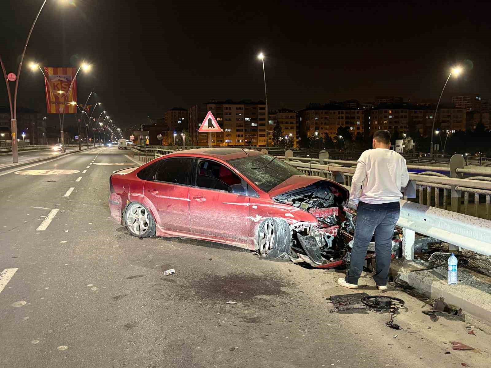 Kayseri&rsquo;de karşı yola ge&ccedil;en otomobil bariyerlere &ccedil;arptı
