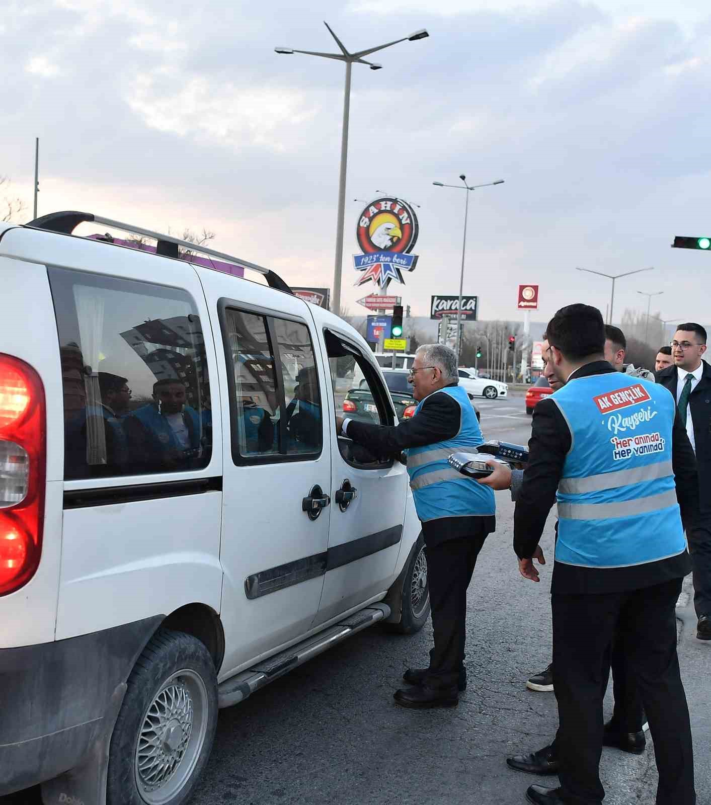 Başkan B&uuml;y&uuml;kkılı&ccedil;, Cumhurbaşkanı ile bayramlaştı, &rsquo;iftara 5 kala&rsquo; programına ve huzurevi g&ouml;n&uuml;l sofrasına katıldı
