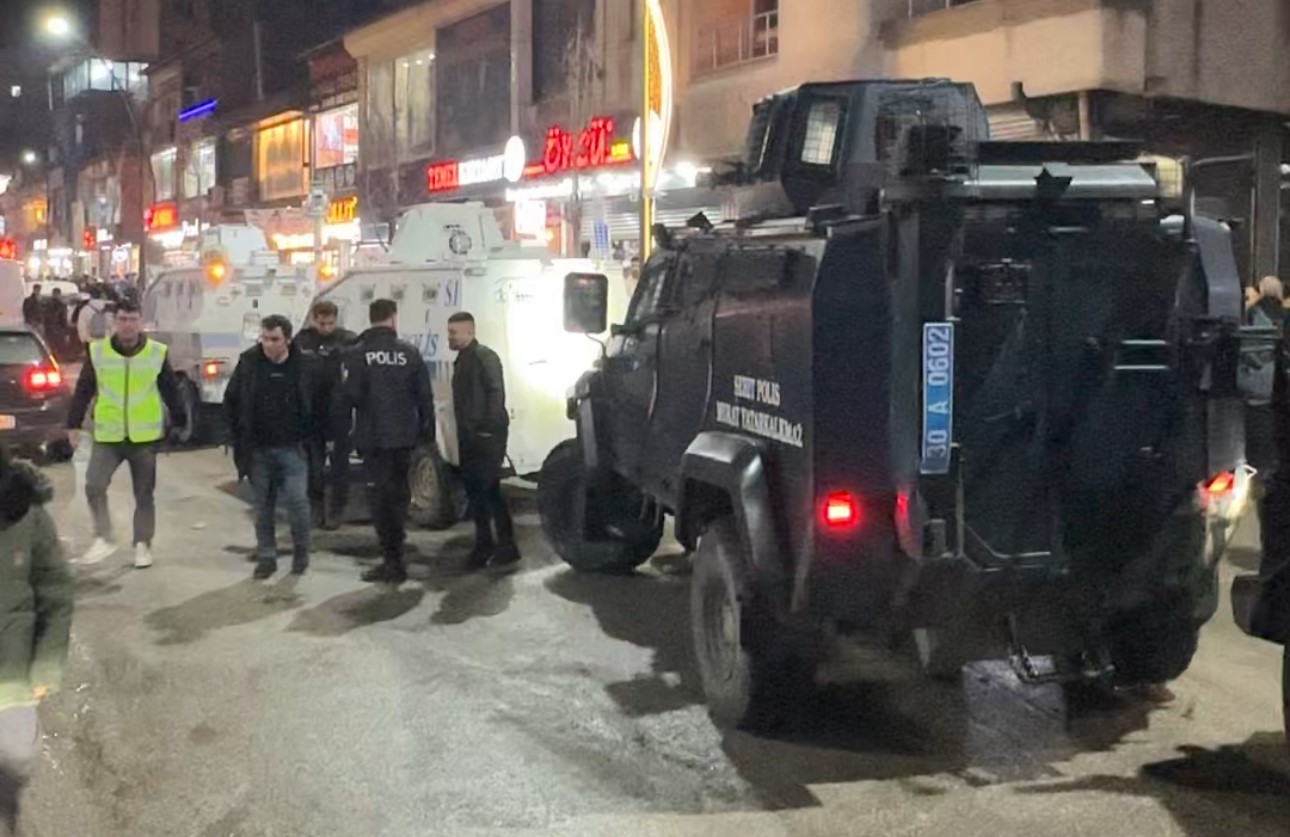 Yüksekova'da taşlı sopalı kavga: 1'i polis 2 yaralı İhlas Haber Ajansı