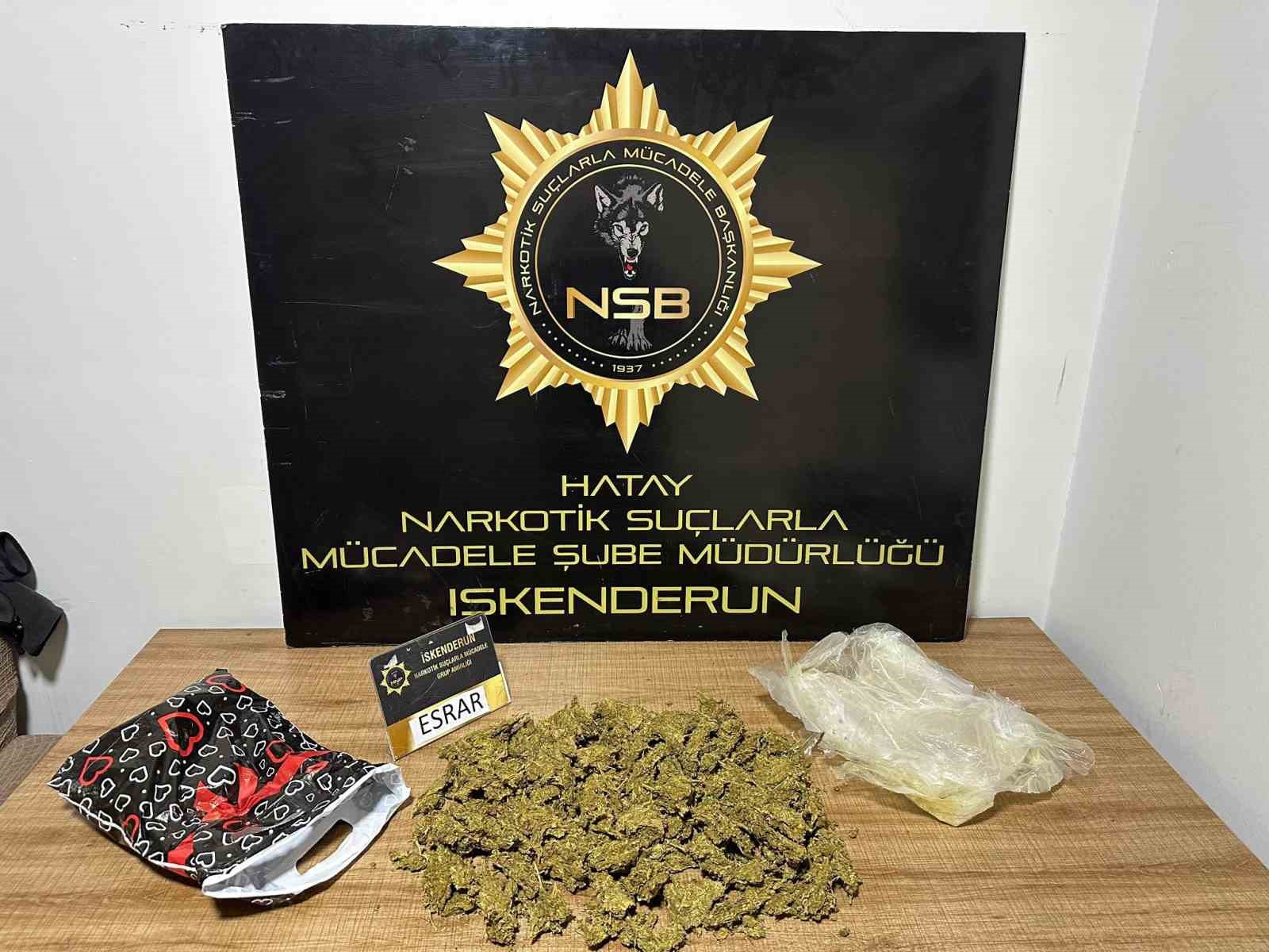 Hafif ticari aracın gizli bölmesinden esrar çıktı