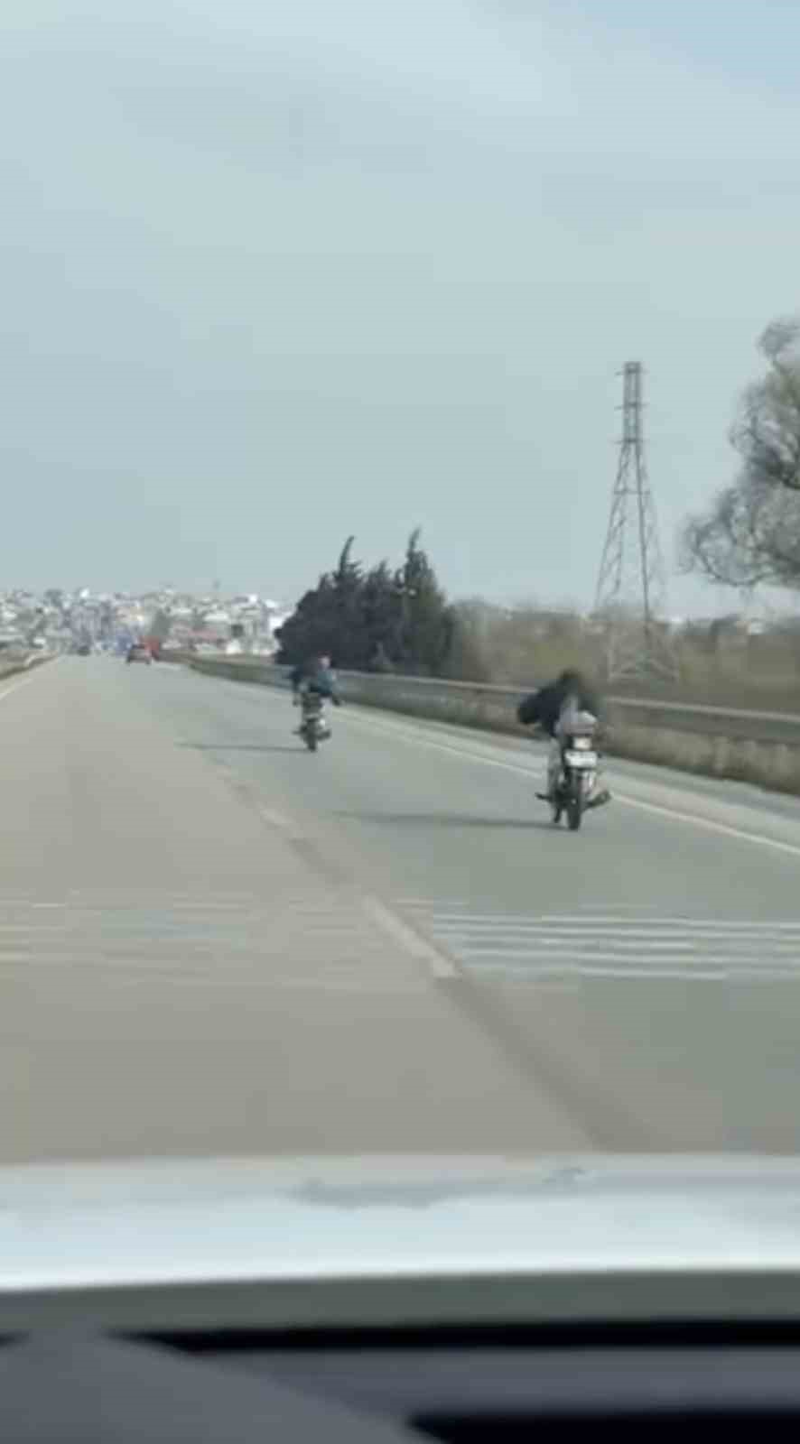 Bursa&rsquo;da motor &uuml;st&uuml;nde yatarak tehlikeli yolculuk
