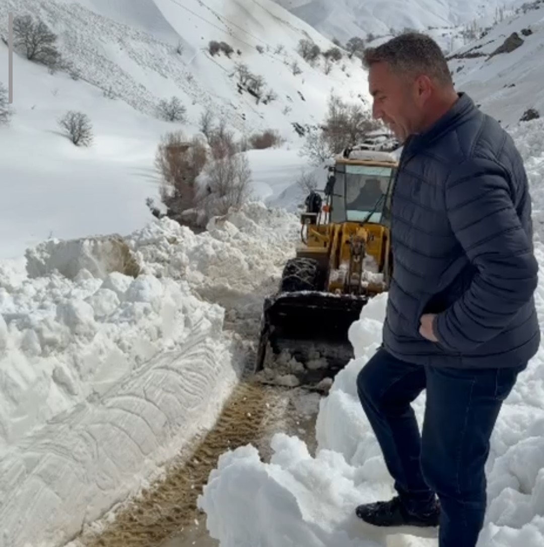 &Ccedil;atbayır Mahallesi yoluna d&uuml;şen &ccedil;ığ temizlendi
