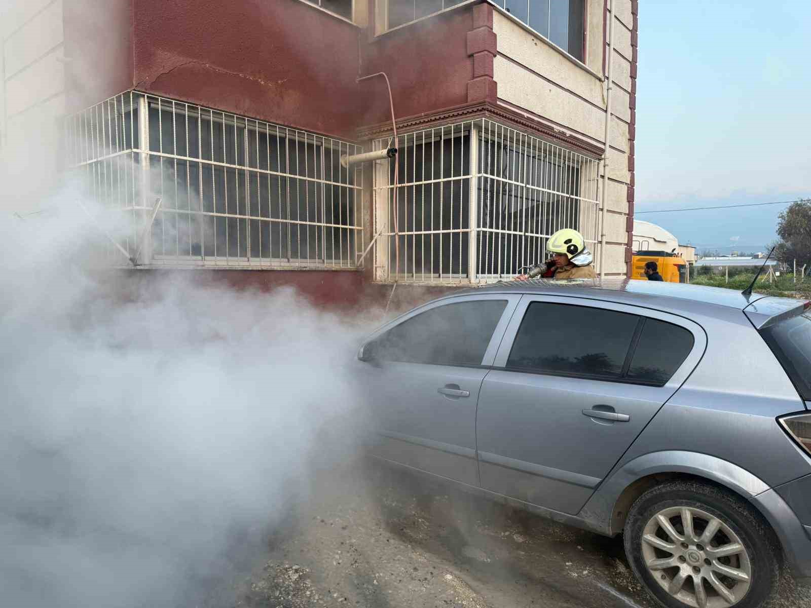 Hatay&rsquo;da park halindeki otomobil alevlere teslim oldu
