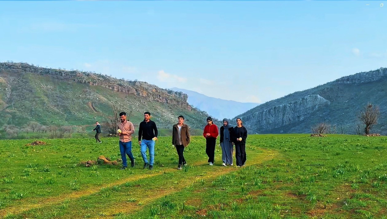 Derecik ilçesinde bahar yüzünü gösterdi