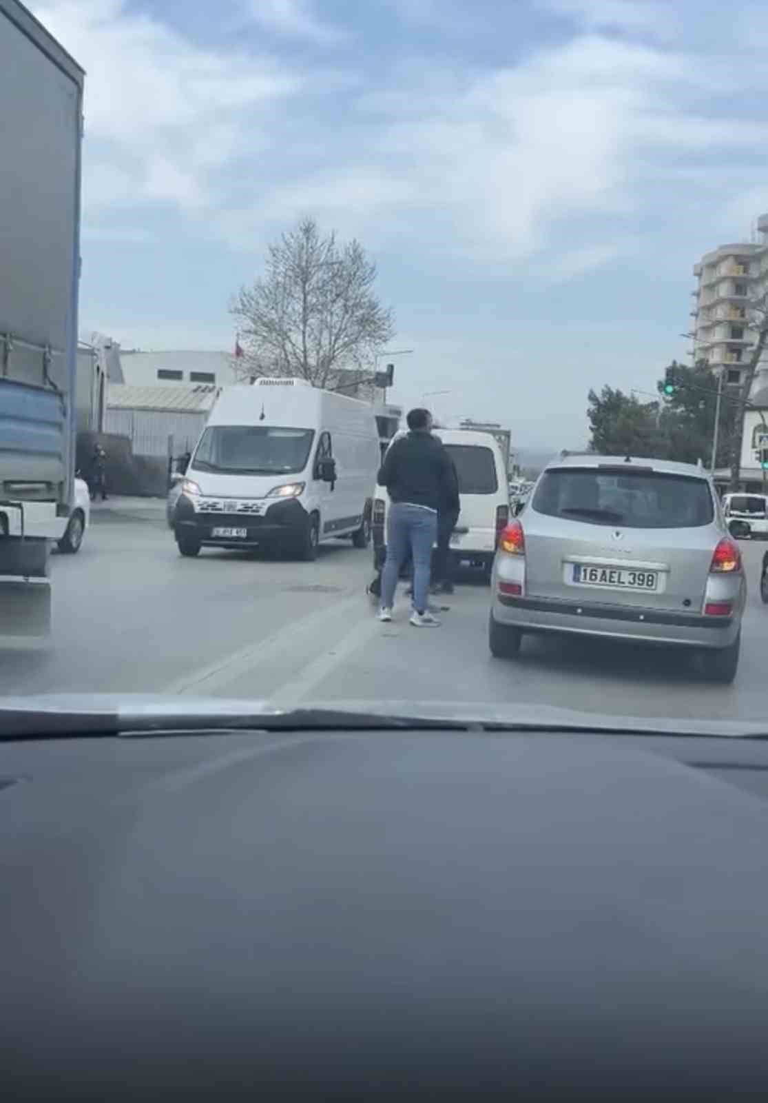 Bursa&rsquo;da trafikte kavga : S&uuml;r&uuml;c&uuml;ler birbirine girdi
