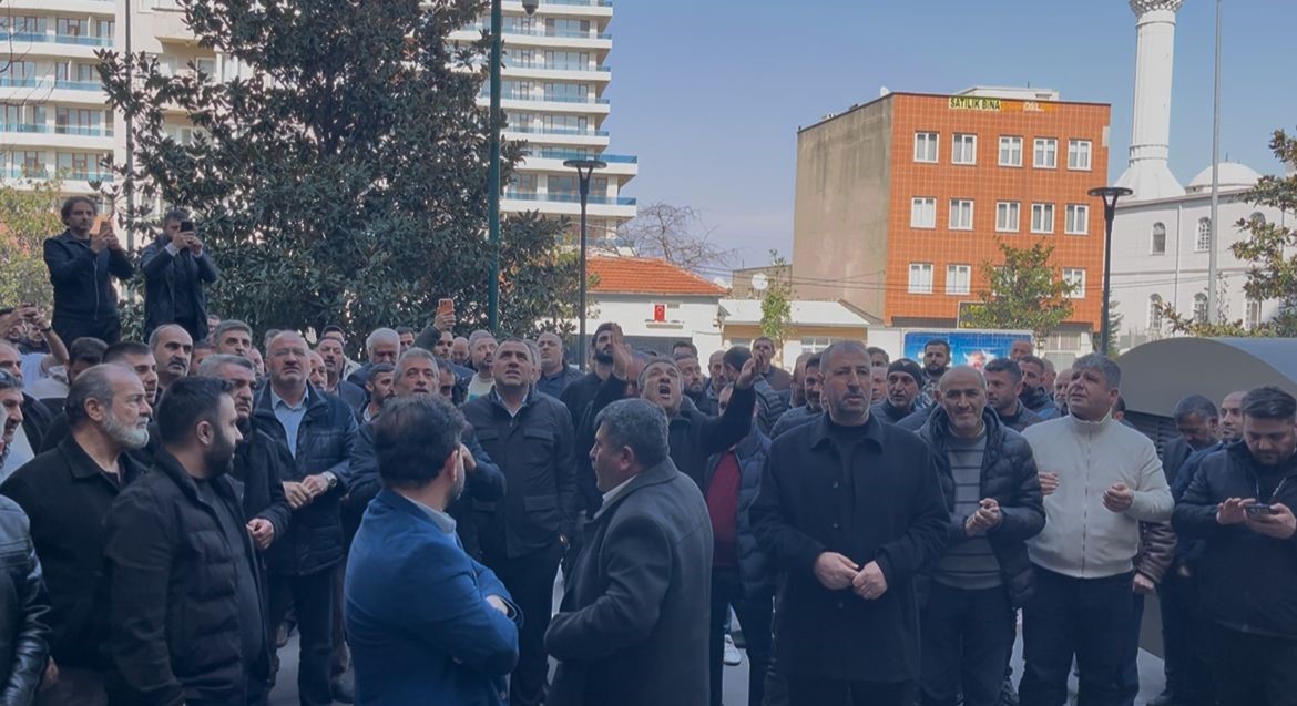 Bursa&rsquo;da halk otob&uuml;s&uuml; esnafı belediye &ouml;n&uuml;nde toplandı
