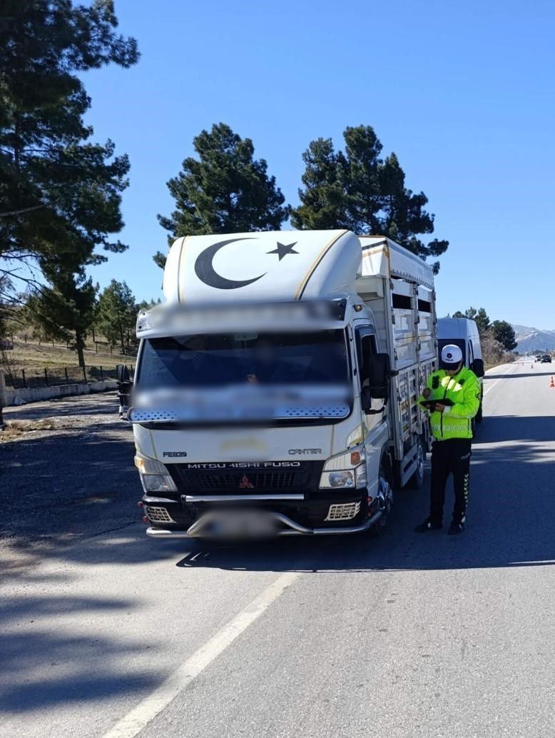 Burdur&rsquo;da emniyet kemeri denetimi: 119 ara&ccedil; ve s&uuml;r&uuml;c&uuml;s&uuml;ne ceza
