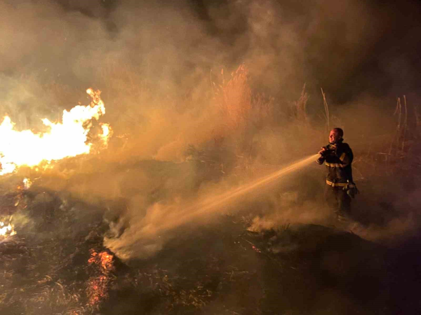 Burdur&rsquo;da sazlık alanda yangın geceyi aydınlattı
