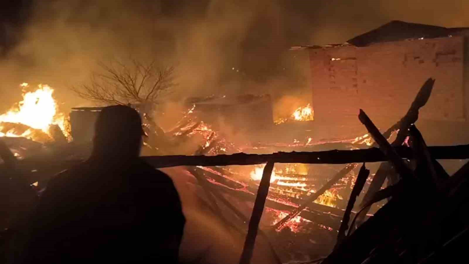 Bolu&rsquo;da &ccedil;ıkan yangında &ccedil;ok sayıda yapı k&uuml;le d&ouml;nd&uuml;
