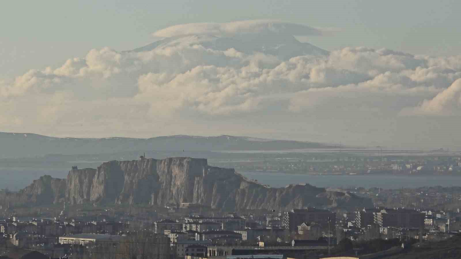 S&uuml;phan Dağı zirvesindeki bulut denizi mest etti
