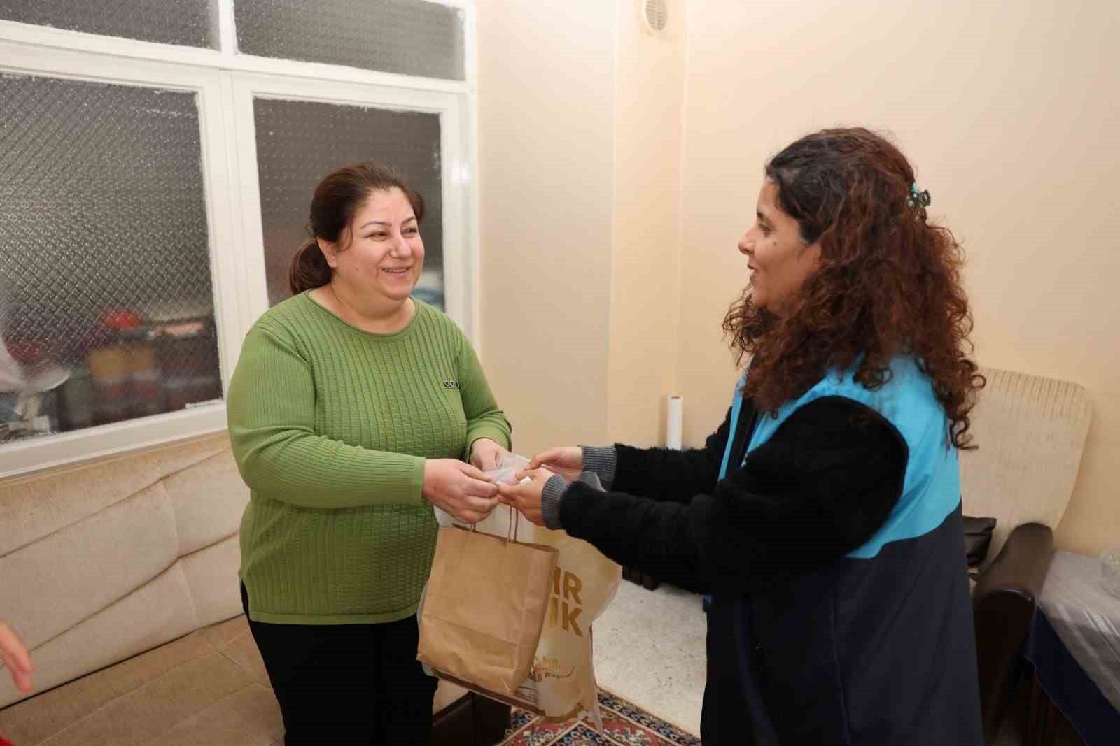 Mersin&rsquo;de şehit aileleri bayram &ouml;ncesi unutulmadı
