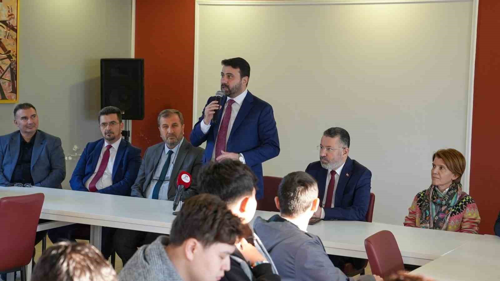 Cem Şahin ve Rekt&ouml;r Kırışık Sosyalfest&rsquo;te &ouml;ğrencilerle buluştu
