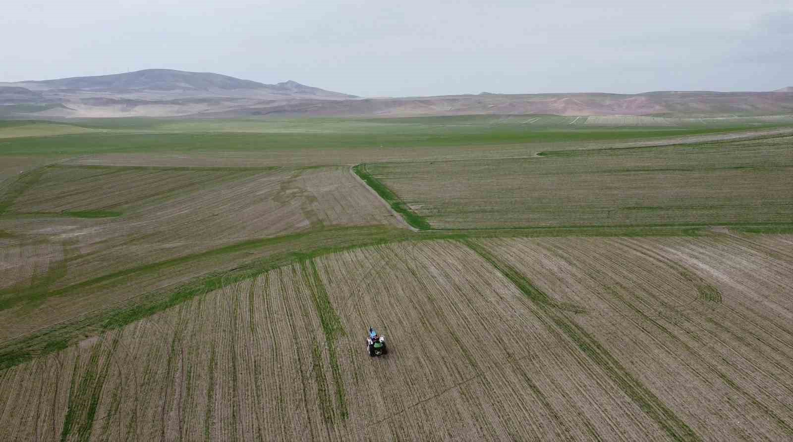 Mevsim yağmurları &ouml;ncesi &ccedil;ift&ccedil;iler g&uuml;bre mesaisine başladı
