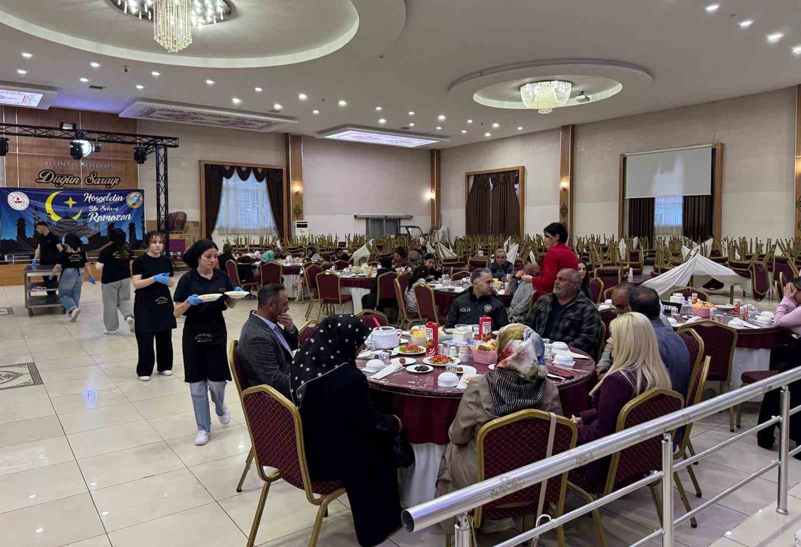 Altıntaş Kaymakamı Ayşeg&uuml;l Yıldırım, vatandaşlarla iftar sofrasında buluştu
