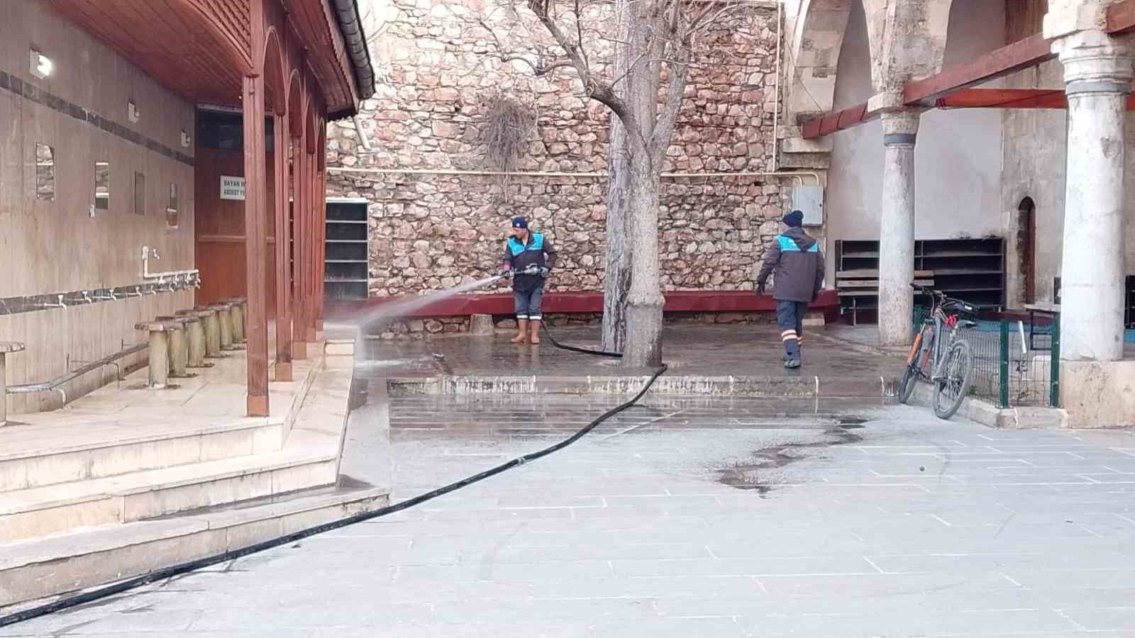 Tokat Belediyesi’nden bayram öncesi camilerde kapsamlı temizlik
