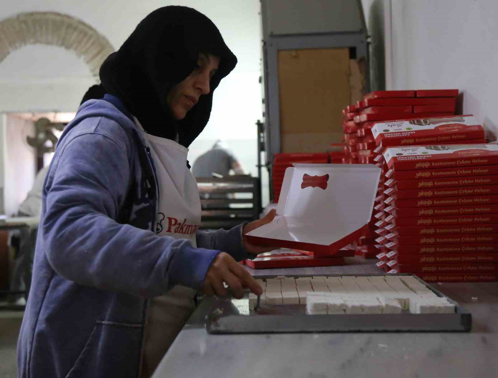 Bayram öncesi imalathanelerde saray helvası mesaisi