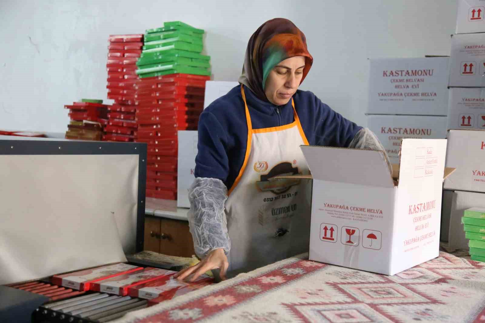 Bayram &ouml;ncesi imalathanelerde saray helvası mesaisi
