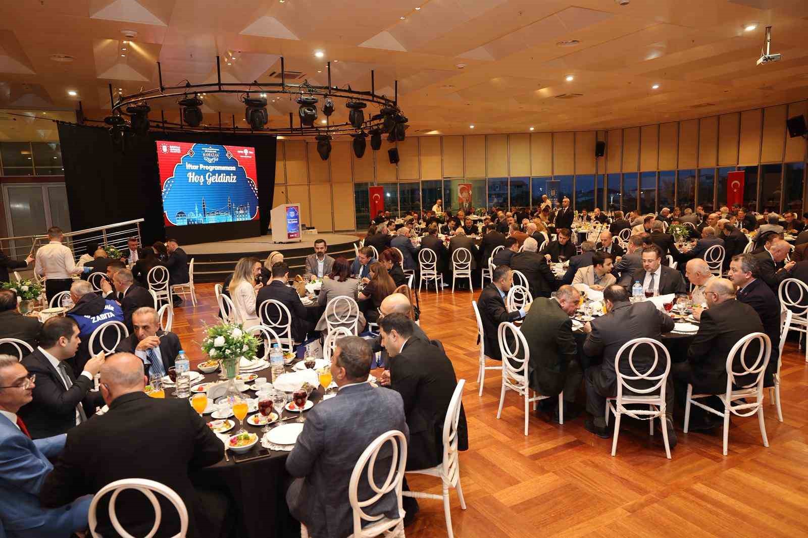 Bursa&rsquo;da &ouml;zlenen tablo...Mecliste su i&ccedil;in tartıştılar, iftarda aynı sofrada buluştular
