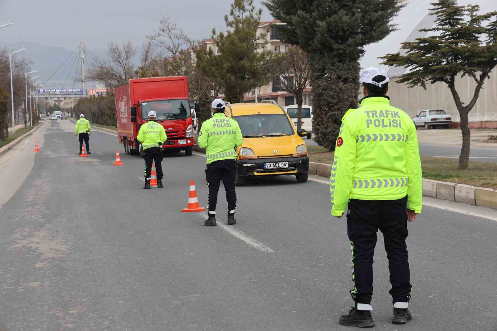 Elazığ&rsquo;da dron destekli trafik uygulaması
