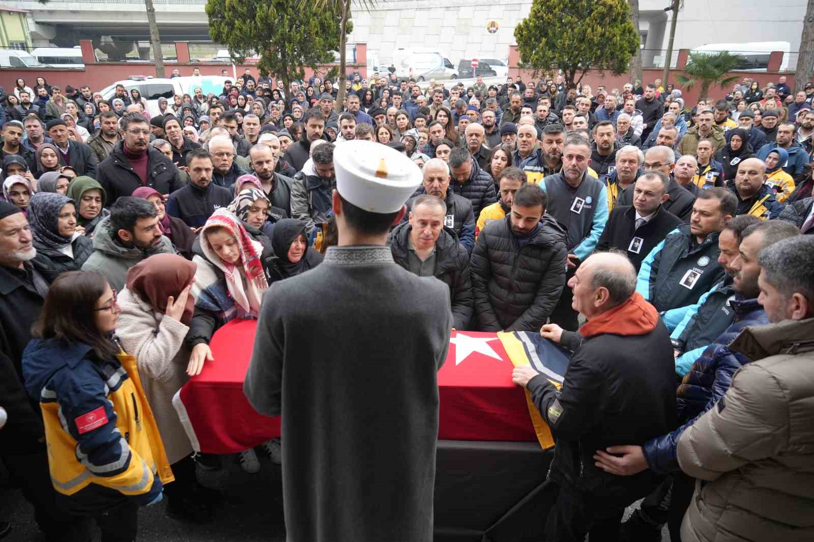 Vakaya giderken kazada hayatını kaybeden ambulans sürücüsüne hüzünlü veda