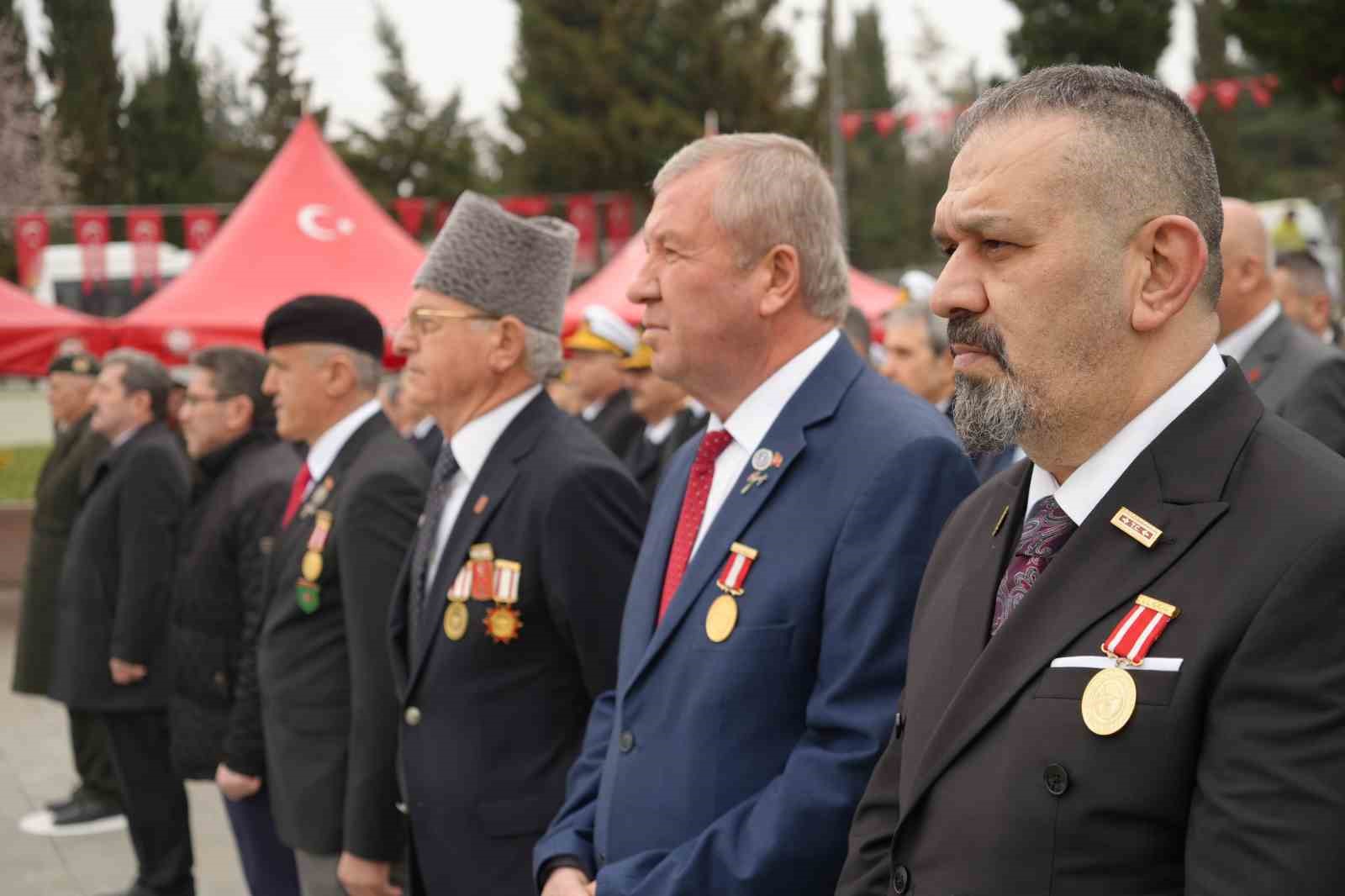 Şehitleri Anma G&uuml;n&uuml;&rsquo;nde anlamlı &ouml;p&uuml;c&uuml;k
