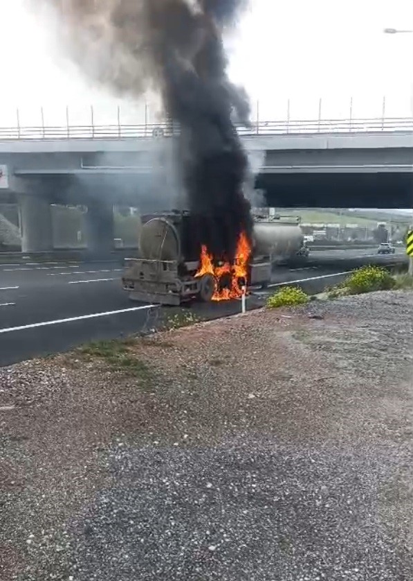 Osmaniye&rsquo;de mazot y&uuml;kl&uuml; tanker alev aldı
