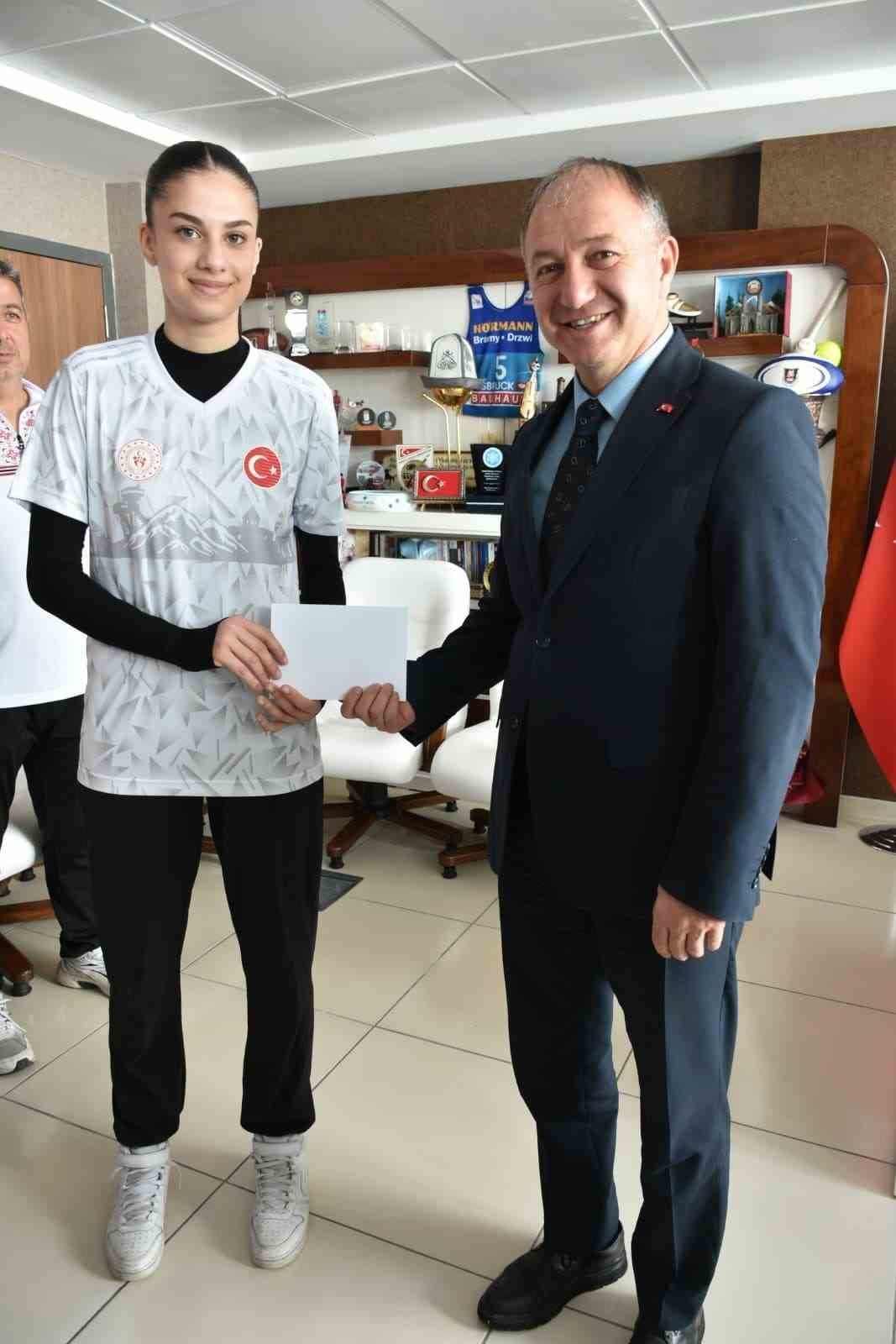 Şampiyon taekwondocular &ouml;d&uuml;llendirildi

