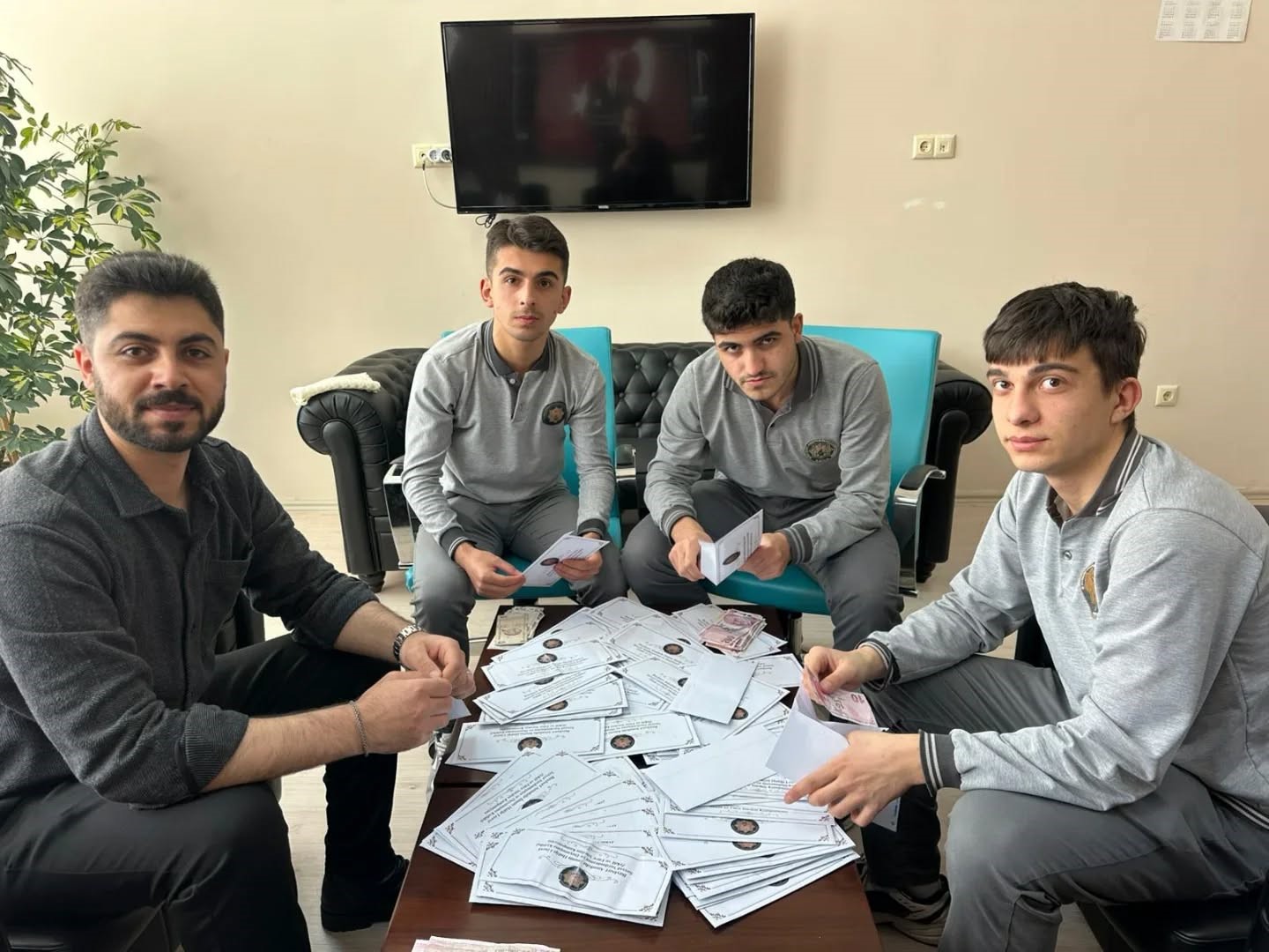 Bayburt Anadolu İmam Hatip Lisesi öğrencilerden ihtiyaç sahiplerine destek