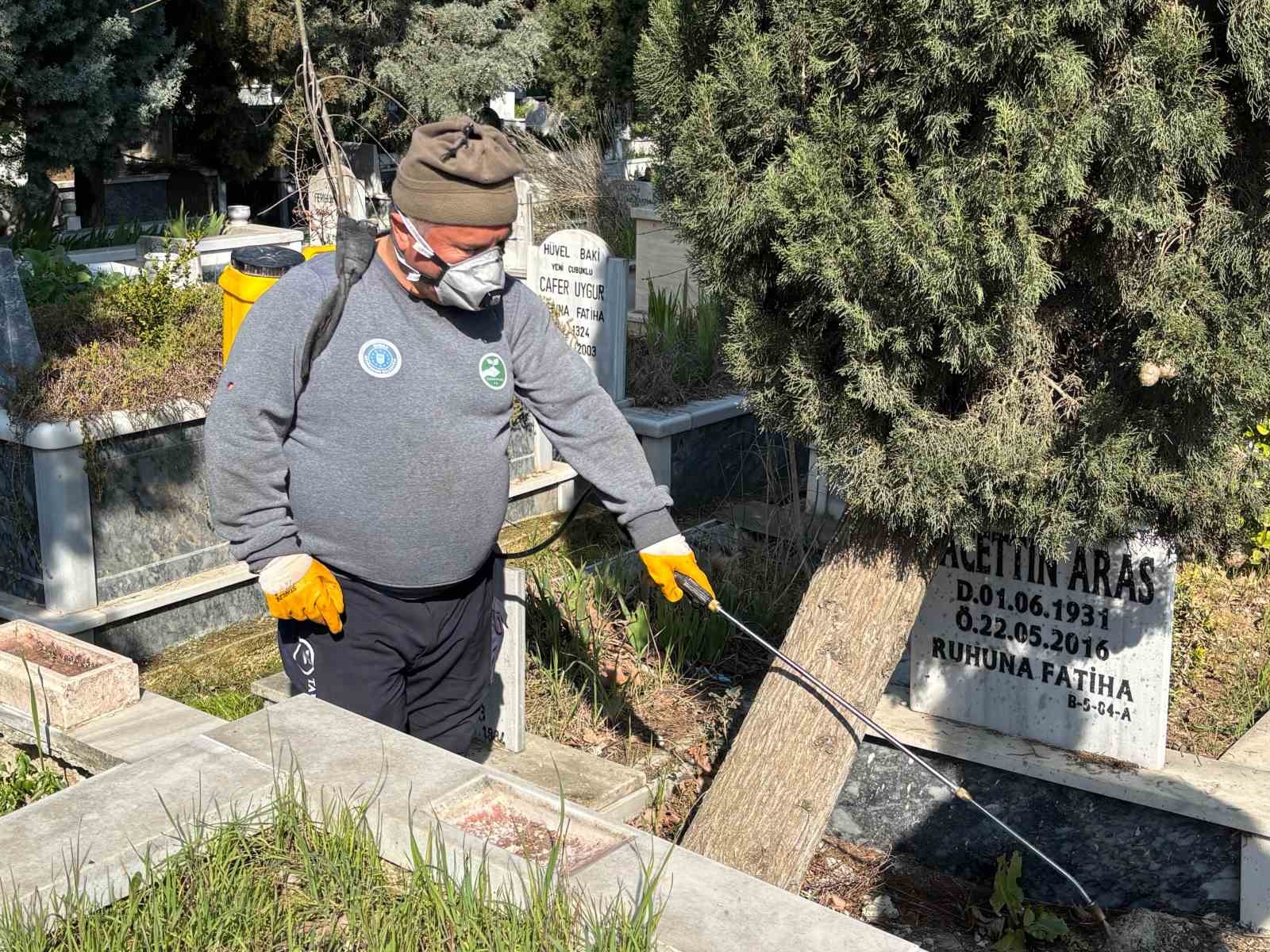 Bursa&rsquo;da şehitlik ve mezarlıklar bayrama hazır
