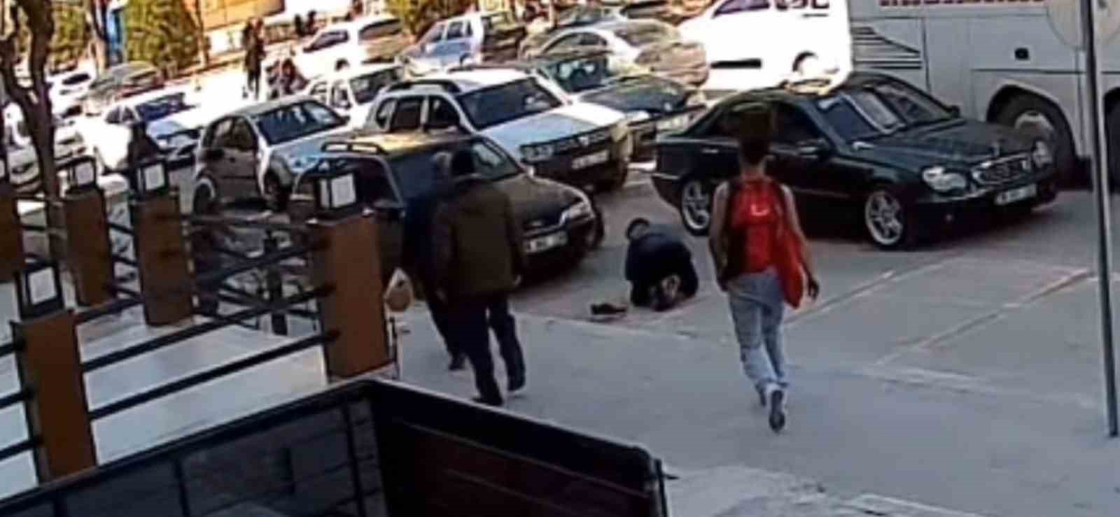 Yola fırlayan &ccedil;ocuklar otomobile &ccedil;arptı
