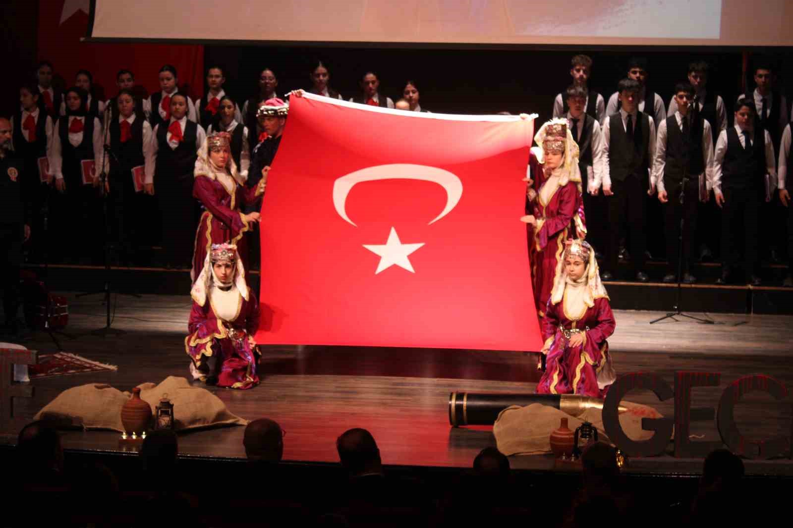 &Ouml;ğrencilerinin &lsquo;Bir Hilal Uğruna&rsquo; oratoryosu ayakta alkışlandı
