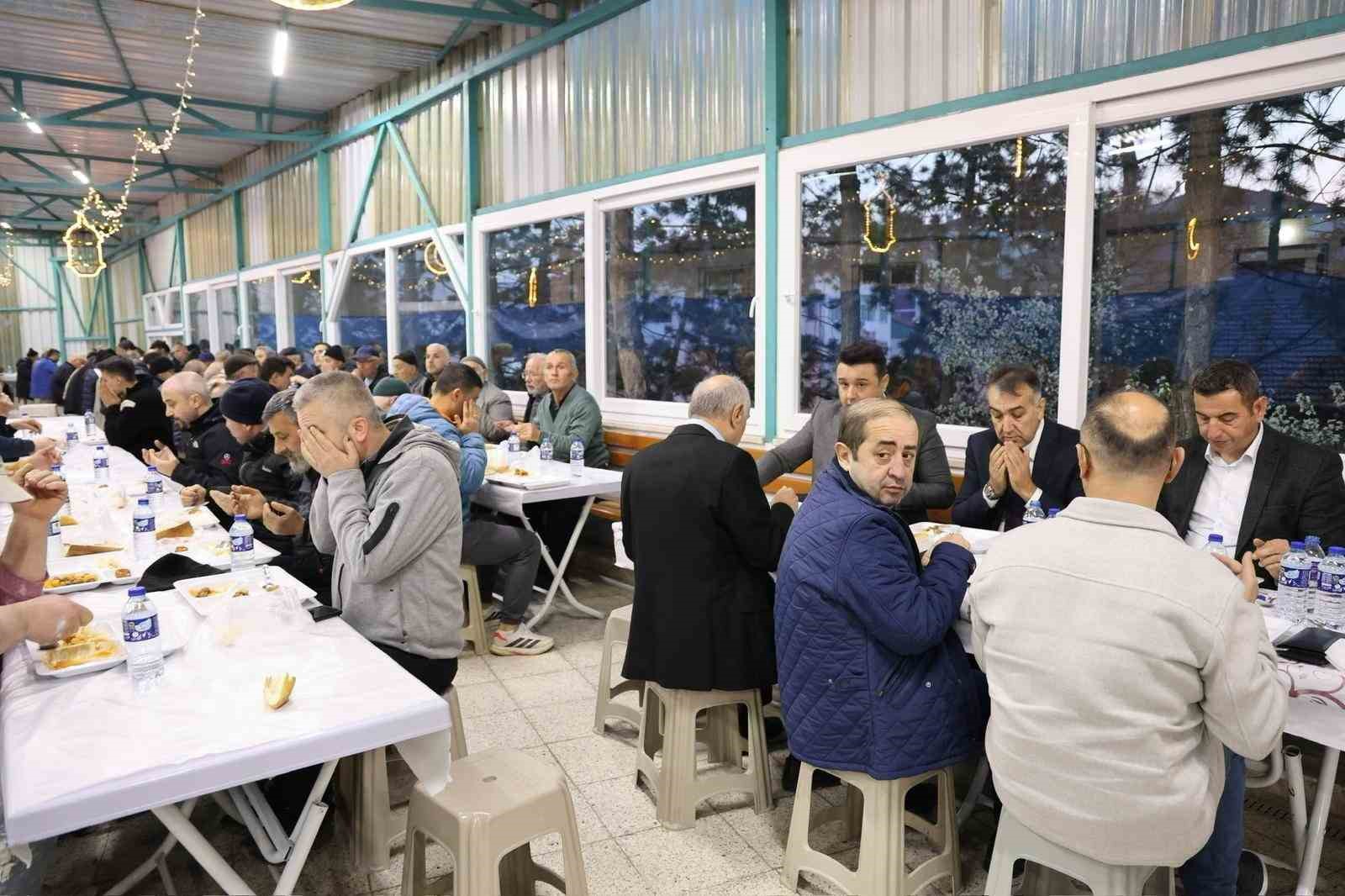 Vali &Ccedil;ağatay, mahalle iftarında vatandaşlarla buluştu
