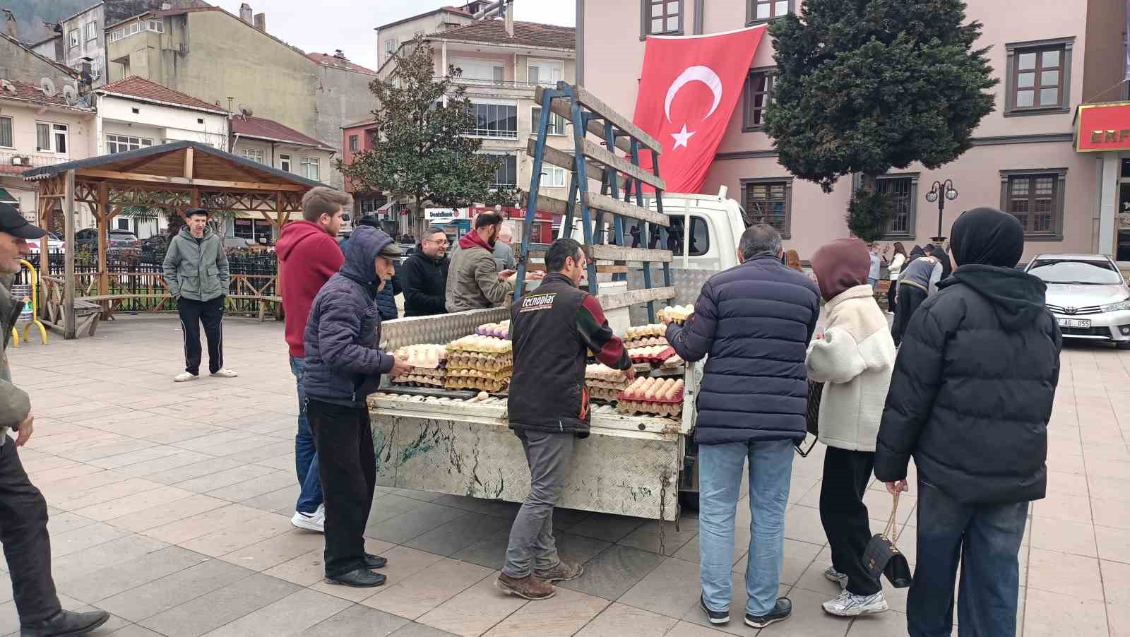 12 bin köy yumurtasını meydanda ücretsiz dağıttı