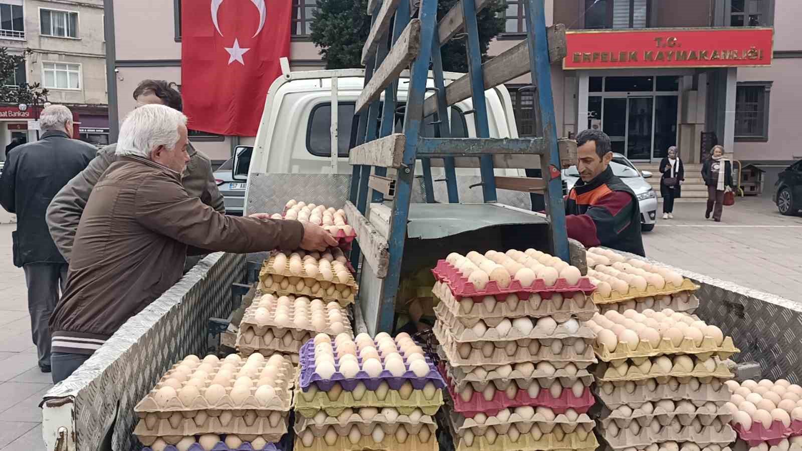12 bin k&ouml;y yumurtasını meydanda &uuml;cretsiz dağıttı
