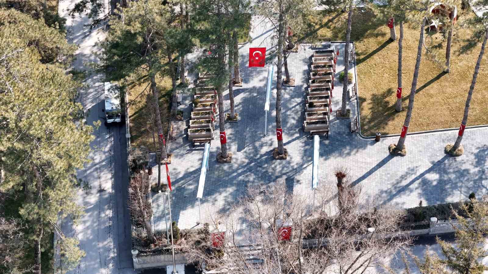 B&uuml;y&uuml;kşehir, kabristanları bayram ziyaretine hazırladı
