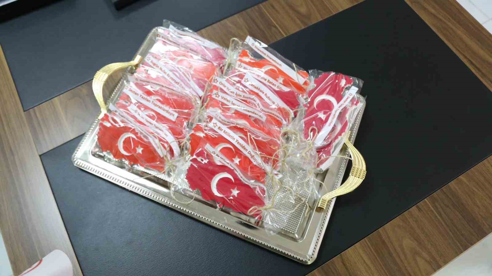 &Ccedil;ocuk evlerinde kalan minik ellerden anlamlı 18 Mart hediyesi
