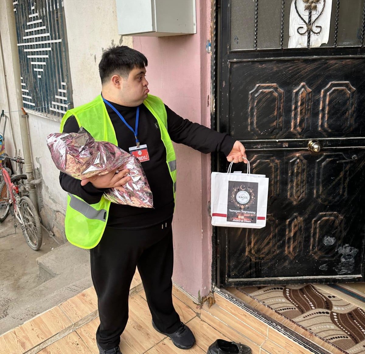 KAGES&rsquo;ten Adıyaman&rsquo;da bayram &ouml;ncesi anlamlı yardım
