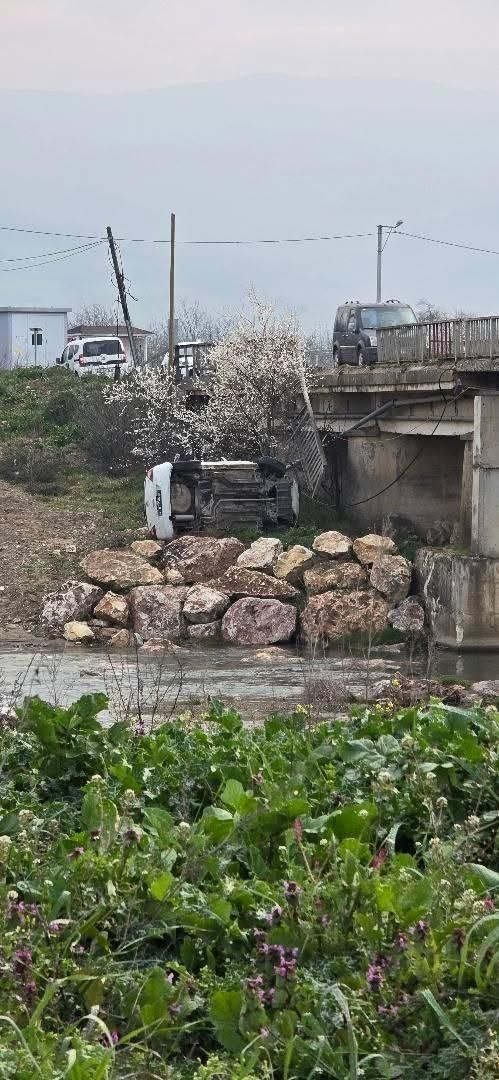 Gen&ccedil; s&uuml;r&uuml;c&uuml; &ouml;l&uuml;mden d&ouml;nd&uuml;: Kontrolden &ccedil;ıkan ara&ccedil; k&ouml;pr&uuml;den u&ccedil;tu, 1 yaralı

