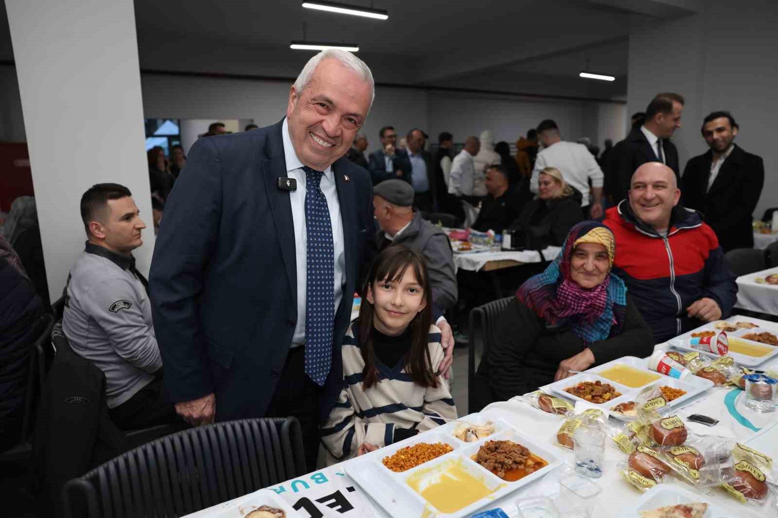 Başkan Şadi &Ouml;zdemir, vatandaşlarla iftarda buluştu
