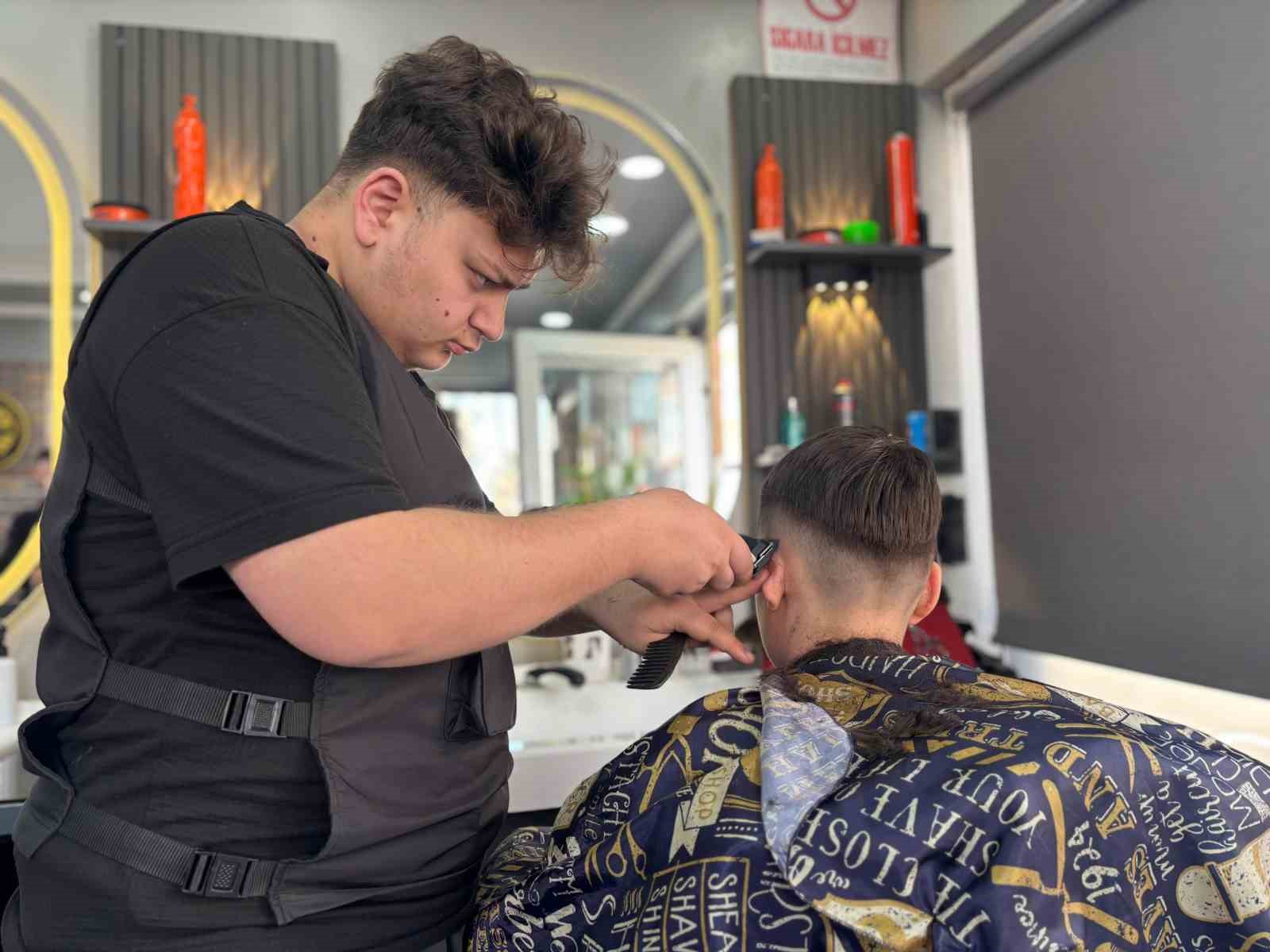 Berberlerde bayram tıraşı mesaisi: "Sabaha kadar devam ediyoruz"
