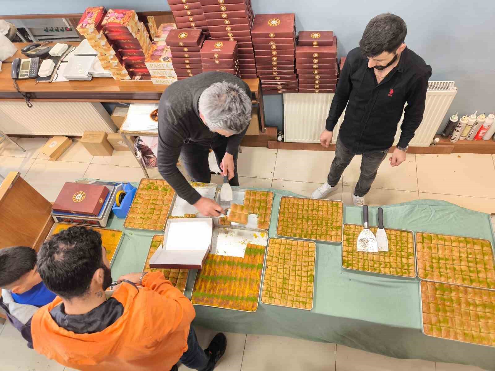 Kars&rsquo;ta bayram &ouml;ncesi tatlıcılar yoğun mesai yapıyor
