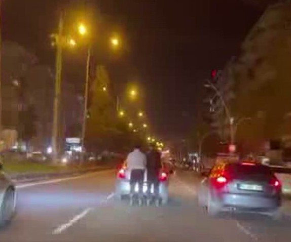 Diyarbakır&rsquo;da patenli gen&ccedil;lerin tehlikeli yolculuğu
