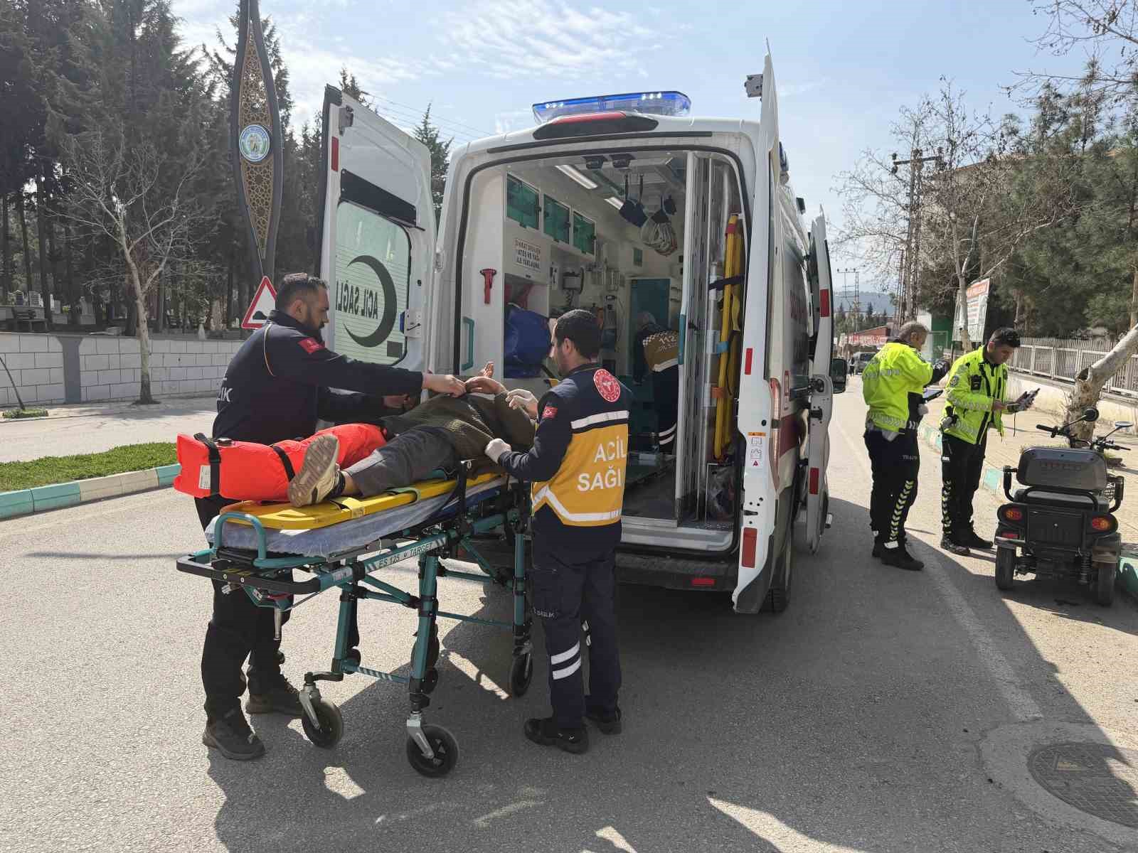 Osmaniye&rsquo;de kontrolden &ccedil;ıkan şarjlı motosiklet kaldırıma &ccedil;arptı: 1 yaralı
