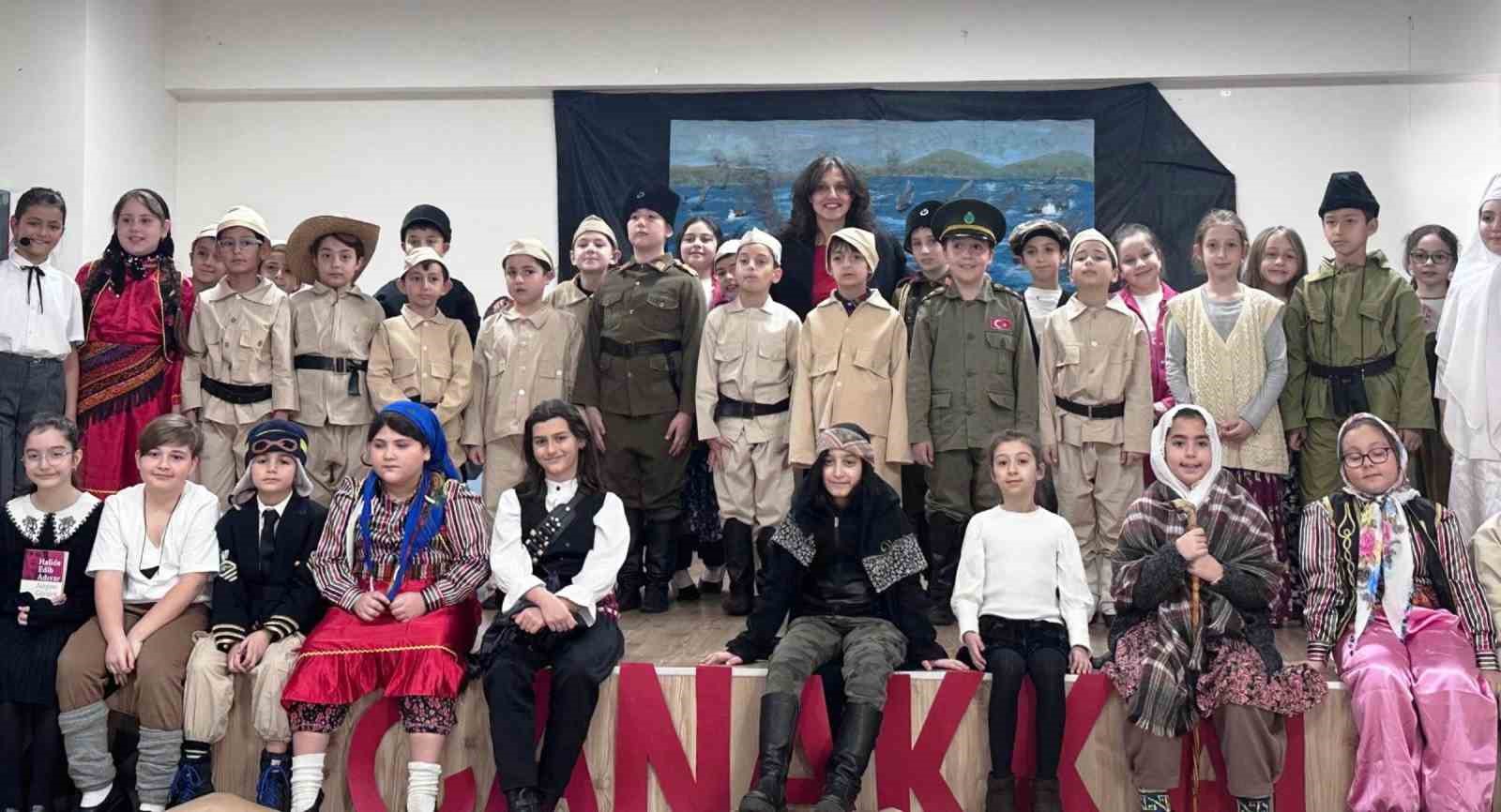 Minik y&uuml;rekler, &Ccedil;anakkale ruhunu sahneye taşıdı
