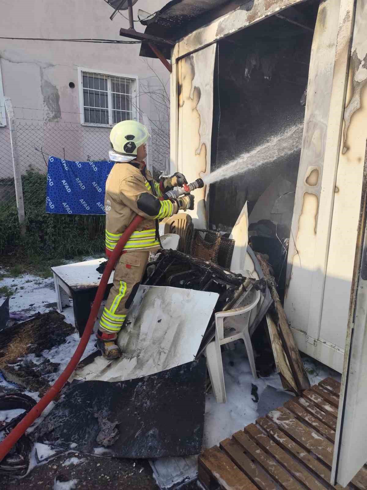 Alevlere teslim olan konteyner yanarak kullanılamaz hale geldi
